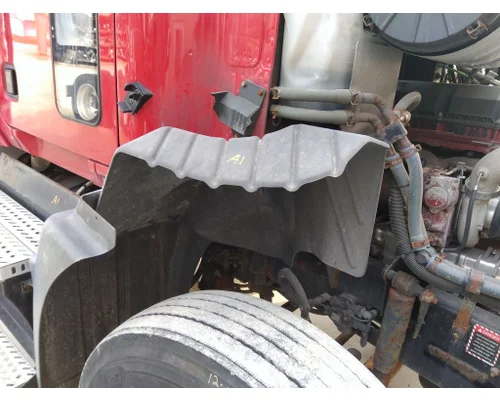 MACK CXU613 FENDER, SPLASH SHIELDGUARD