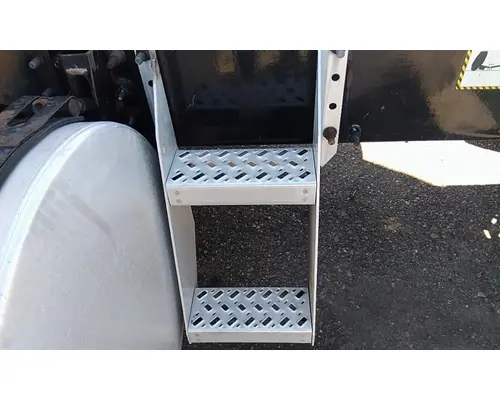 MACK CXU613 FRAME STEP