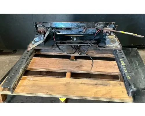 MACK CXU613 Fifth Wheel