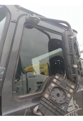 MACK CXU613 GLASS, DOOR, FRONT