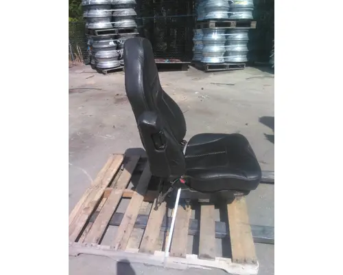 MACK CXU613 SEAT, FRONT