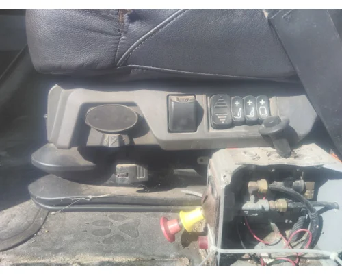 MACK CXU613 SEAT, FRONT