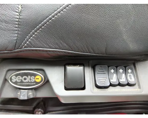 MACK CXU613 SEAT, FRONT