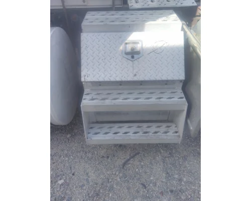 MACK CXU613 TOOL BOX