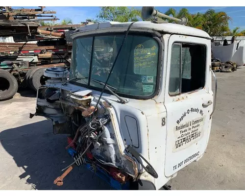 MACK DM685S Cab