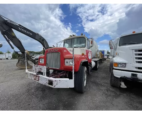 MACK DM685S Complete Vehicle