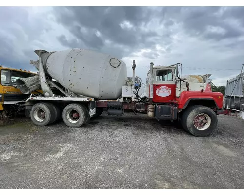 MACK DM685S Complete Vehicle