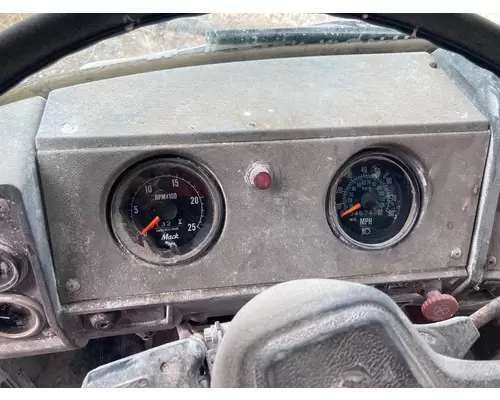 MACK DM688S Instrument Cluster