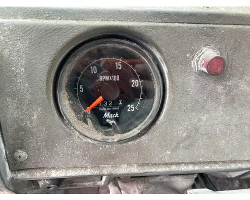 MACK DM688S Instrument Cluster