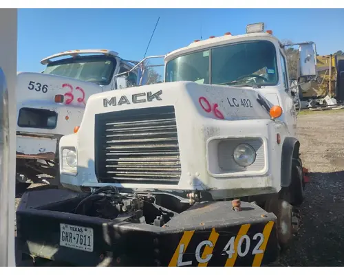 MACK DM690S Cab