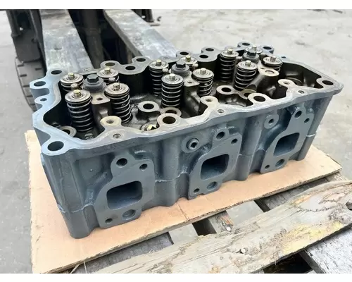 MACK E7 Cylinder Head