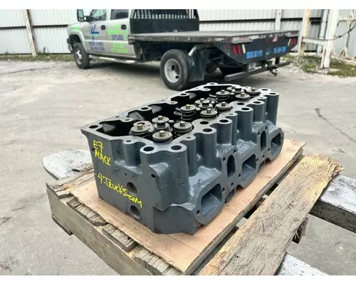 MACK E7 Cylinder Head