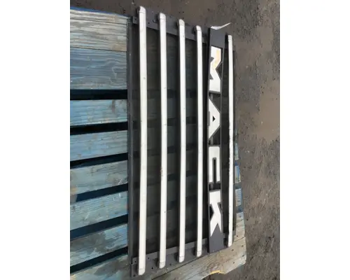 MACK GRANITE Grille