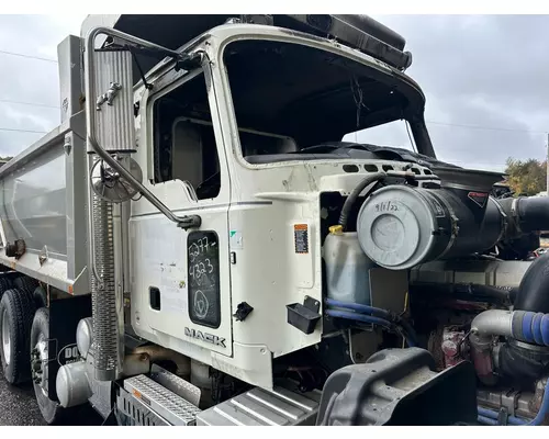 MACK GU713 Cab