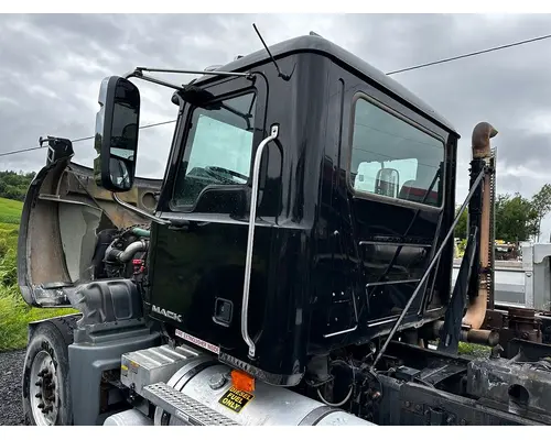 MACK GU713 Cab