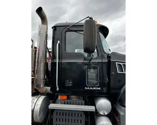 MACK GU713 Cab