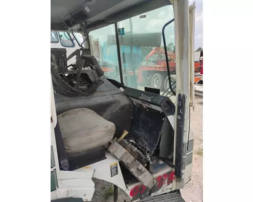 MACK LE613 Cab