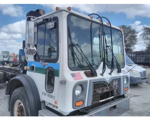 MACK MRU613 CAB
