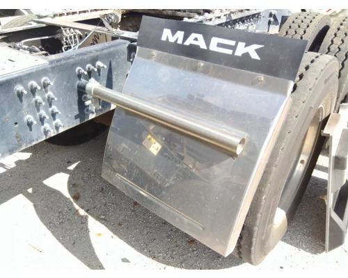 MACK PINNACLE FENDER, QUARTER/HALF REAR