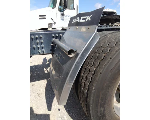 MACK PINNACLE FENDER, QUARTERHALF REAR