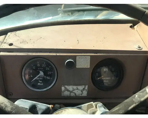 MACK R612ST Instrument Cluster