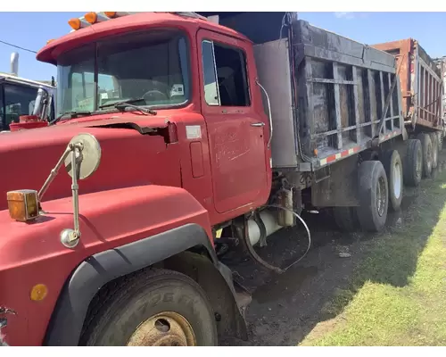 MACK RD688S Box  Bed