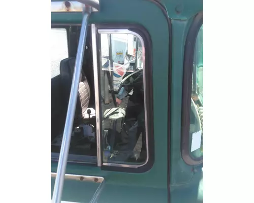 MACK RD690 GLASS, DOOR VENT, FRONT