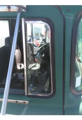 MACK RD690 GLASS, DOOR VENT, FRONT