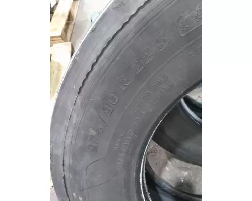 MICHELIN 275/80R22.5 TIRE