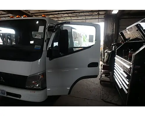 MITSUBISHI FUSO FE140 Door Assembly, Front