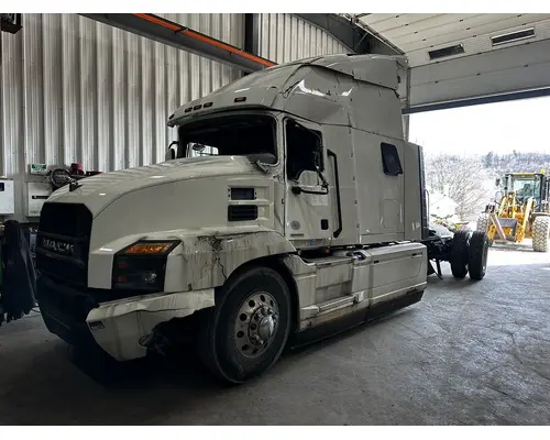 Complete Vehicle MACK ANTHEM Dutchers Inc   Heavy Truck Div  Ny