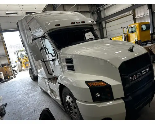 Hood MACK ANTHEM Dutchers Inc   Heavy Truck Div  Ny