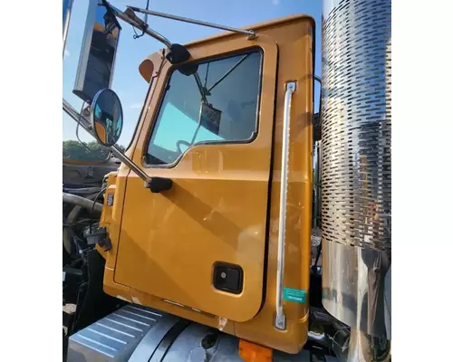 Mack CHN613 Cab