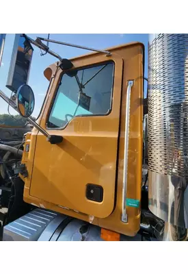 Mack CHN613 Cab
