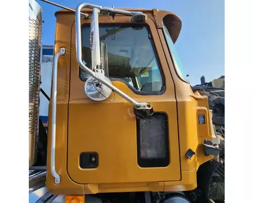 Mack CHN613 Cab