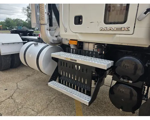 Mack CHU613 Complete Vehicle