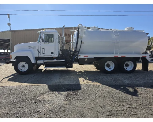 Mack CHU613 Complete Vehicle