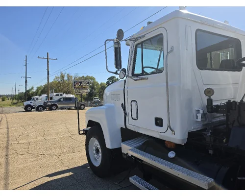 Mack CHU613 Complete Vehicle