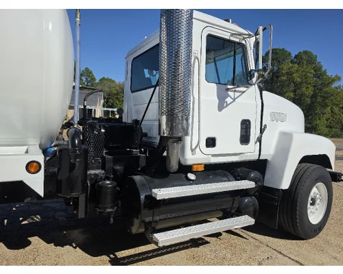 Mack CHU613 Complete Vehicle