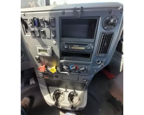 Mack CXU612 Cab