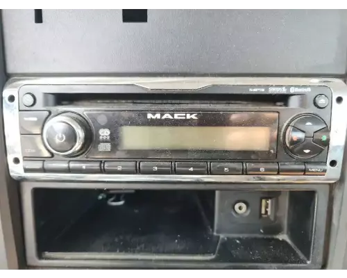 Mack CXU613 Radio