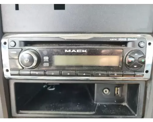 Mack CXU613 Radio