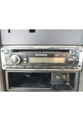 Mack CXU613 Radio