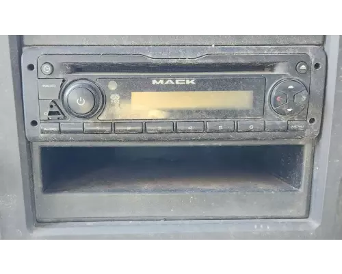 Mack CXU613 Radio