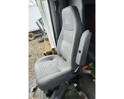 Mack CXU613 Seat, Front