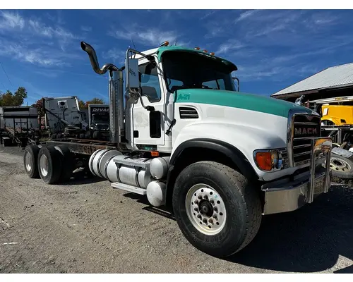 Complete Vehicle MACK CL713 Dutchers Inc   Heavy Truck Div  Ny