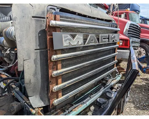 Grille MACK CT813 Truck Salvage International Inc