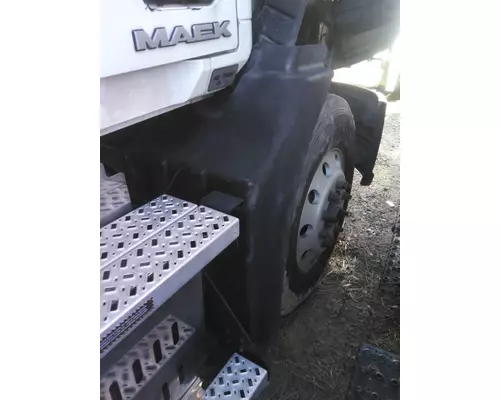 Fender Extension MACK CXU613 LKQ Evans Heavy Truck Parts