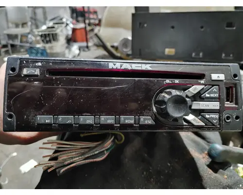 Radio MACK CXU613 Truck Salvage International Inc