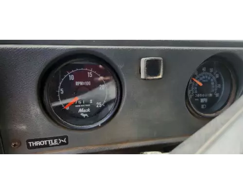 Mack DM688S Instrument Cluster